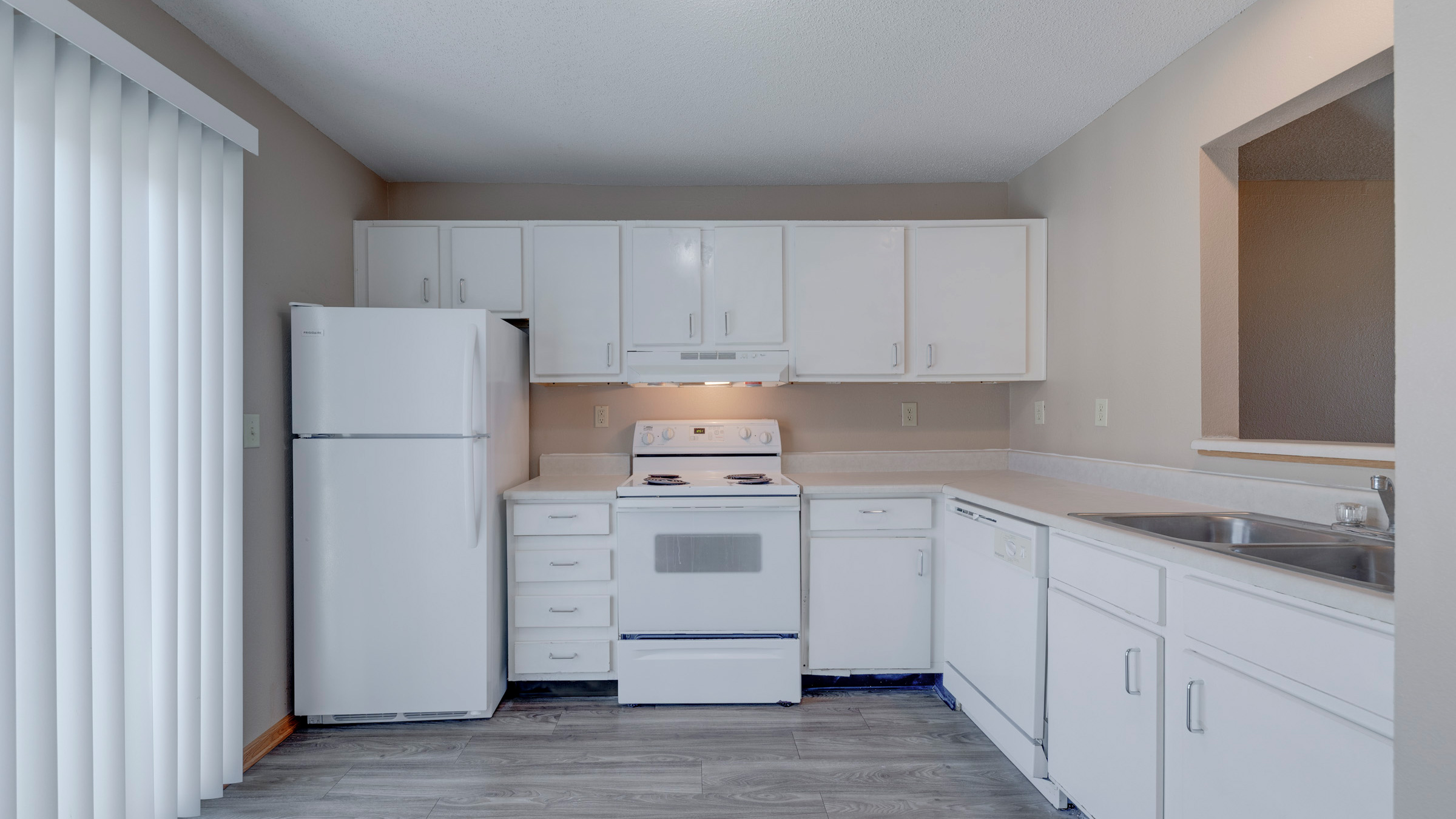 3 bedroom apartment, kitchen - slideshow image