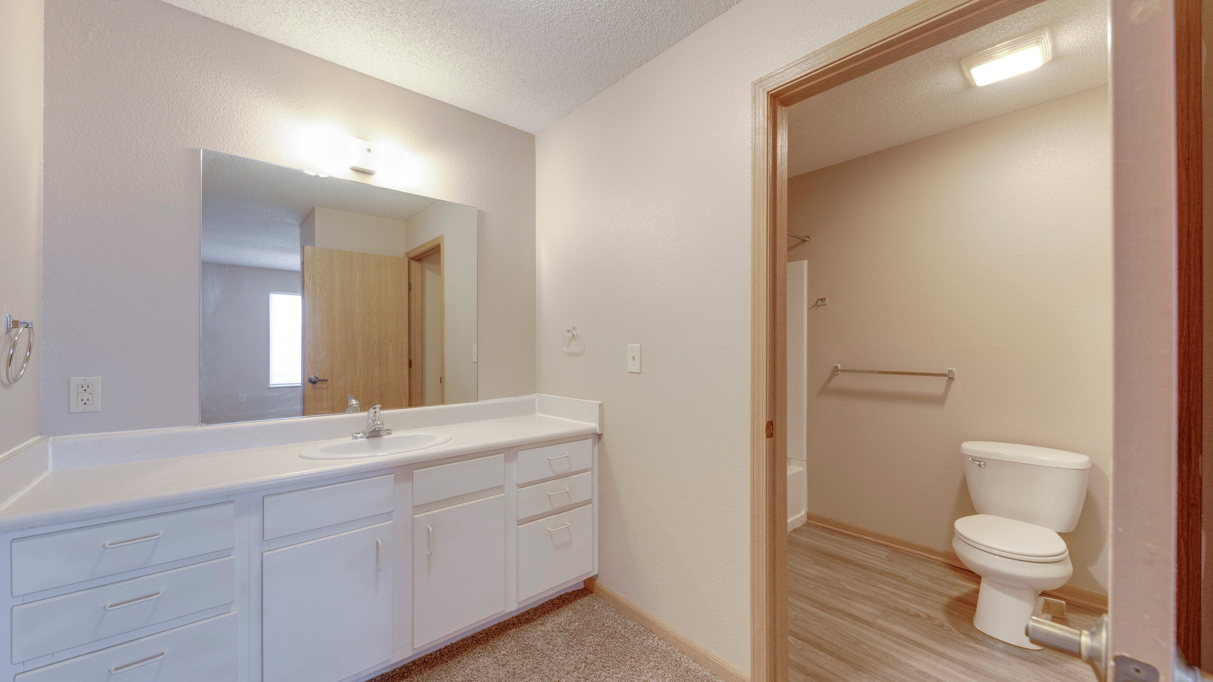 3 bedroom apartment, main bathroom - slideshow image